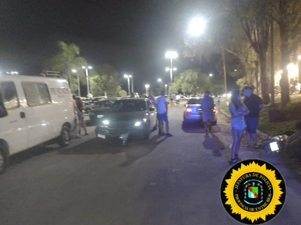 Concepción del Uruguay: Intentó pasar entre dos autos y terminó fracturado