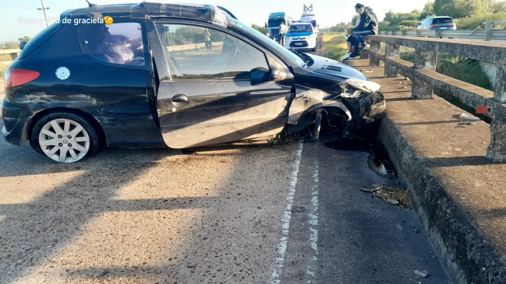 Choque en la Autovía 12: un auto impactó contra la baranda de un puente tras ser encerrado