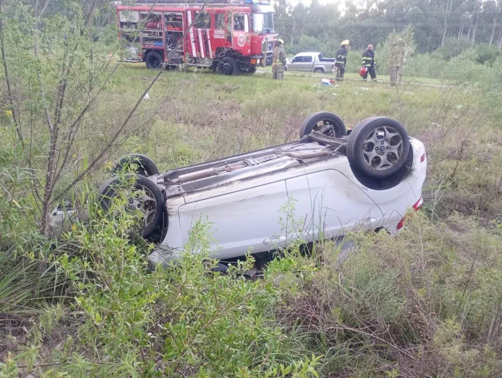 Vuelco en Ruta 14: cinco ocupantes, entre ellos tres menores, terminaron en el hospital