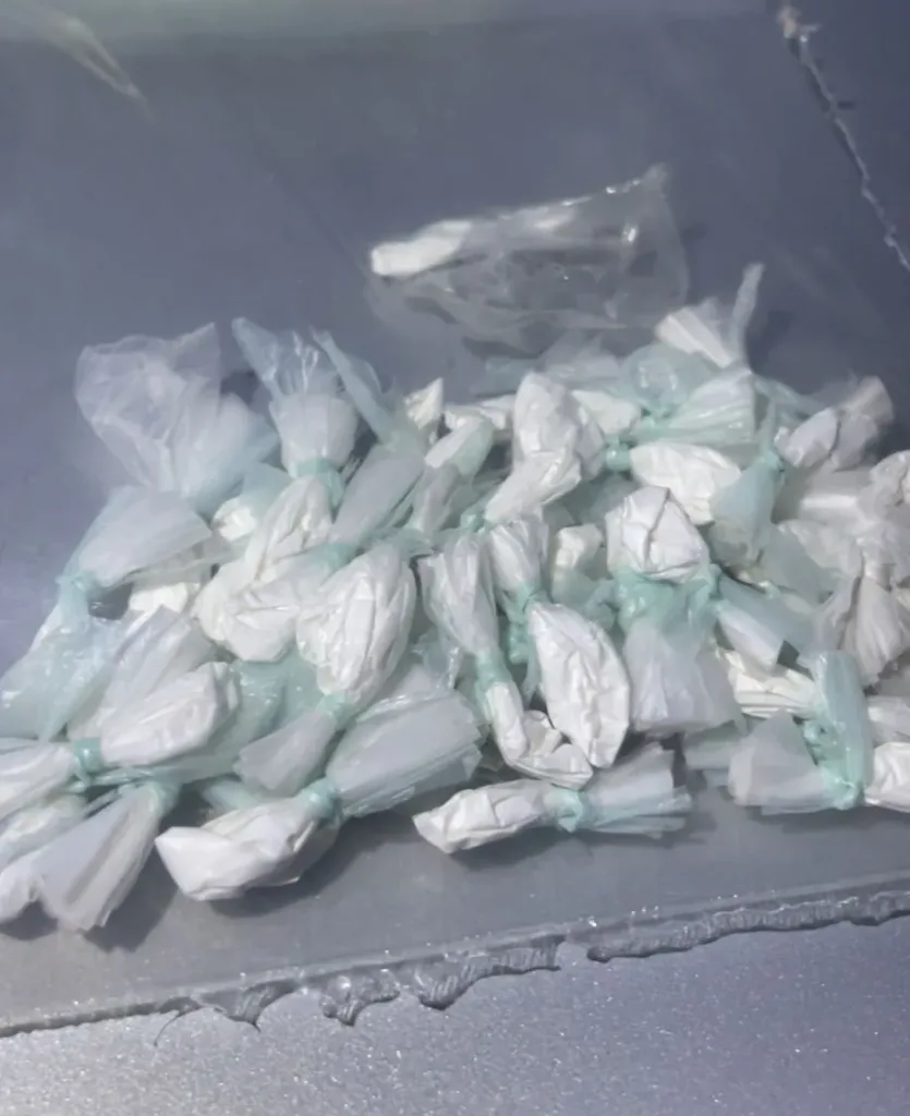 Secuestran 48 Envoltorios de Cocaína y Detienen a Tres Hombres en Concordia