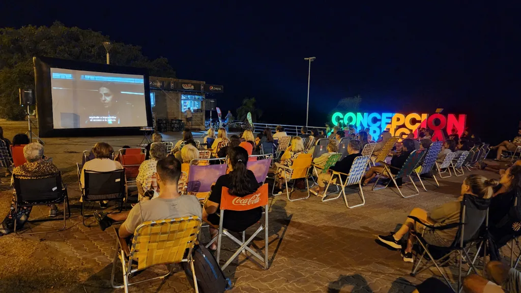 Gran convocatoria en una nueva edición de Cine Bajo las Estrellas en la Isla del Puerto