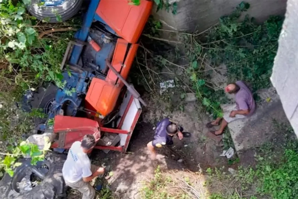 Cayó con su tractor desde un puente en la Ruta 12