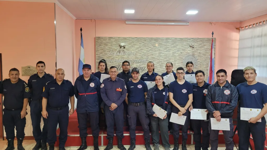 Entregaron diplomas de capacitación a Bomberos Voluntarios en la Jefatura Departamental Uruguay