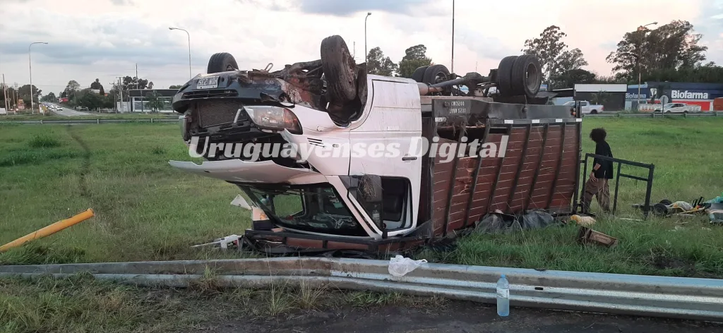 Acceso a Concepción del Uruguay: volcó un utilitario en la Autovía 14