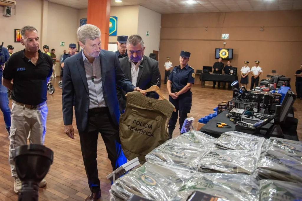 Frigerio entregó móviles y equipamiento a la Policía para reforzar la seguridad con tecnología de punta