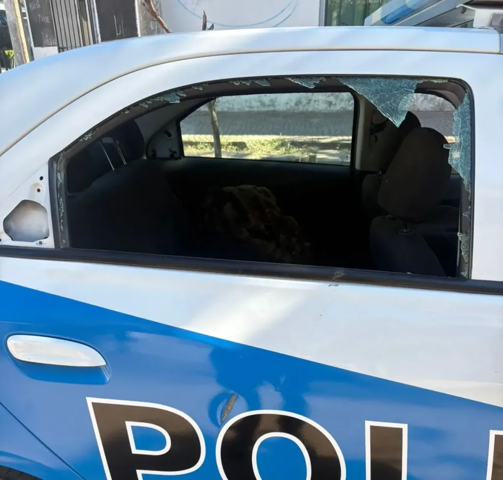 Robó, mordió a un efectivo, arrojó hierros y dejó tres policías lesionados