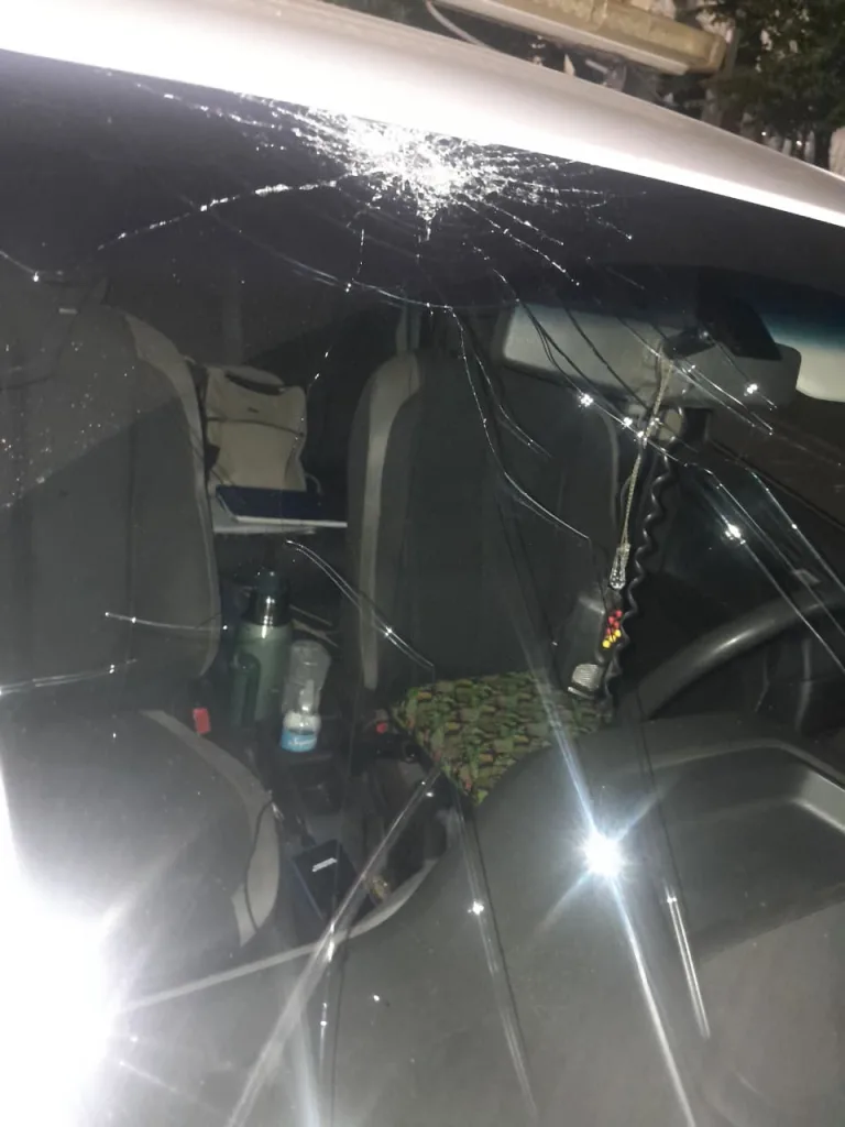 Paraná: una fiesta ilegal terminó con un hombre armado detenido y un vehículo municipal dañado