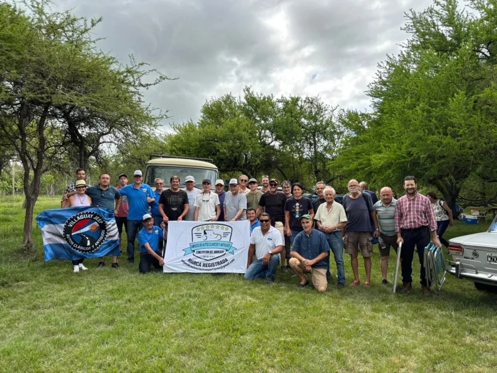 Caravana de autos clásicos y antiguos recorrió caminos rurales y colonias de la región