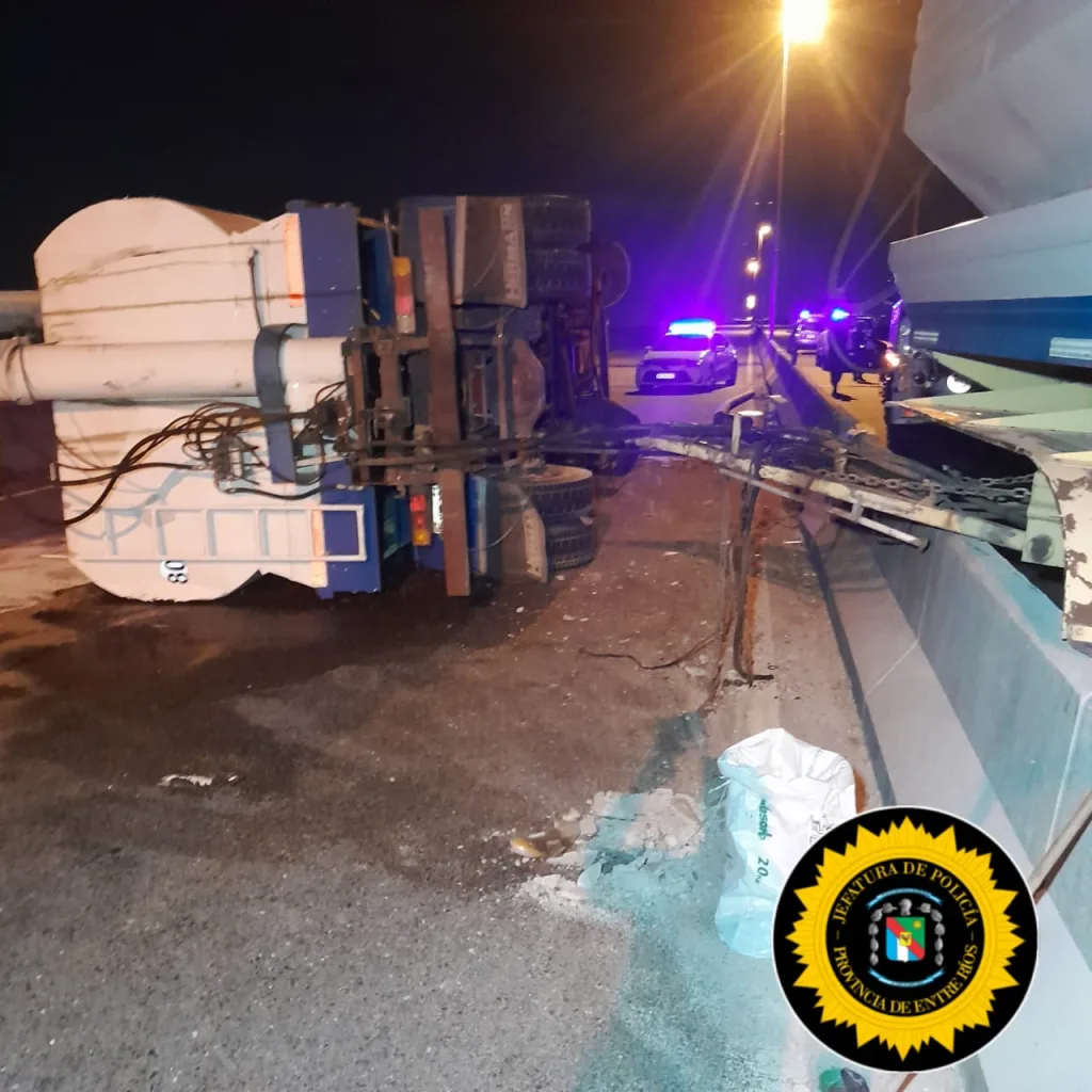 Choque entre dos camiones en el enlace vial Rosario–Victoria dejó un conductor con lesiones leves