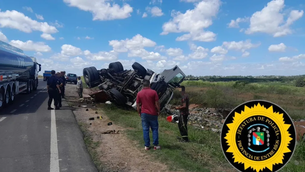 Camión que transportaba fernet volcó tras chocar contra una Kangoo