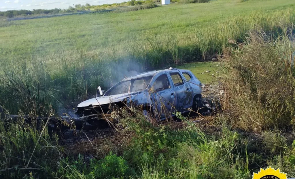 Despiste en rotonda de Sauce de Luna: una camioneta se incendió por completo tras el accidente