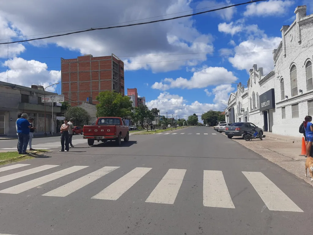 Un joven resultó lesionado tras un choque entre una camioneta y una moto en Boulevard Yrigoyen