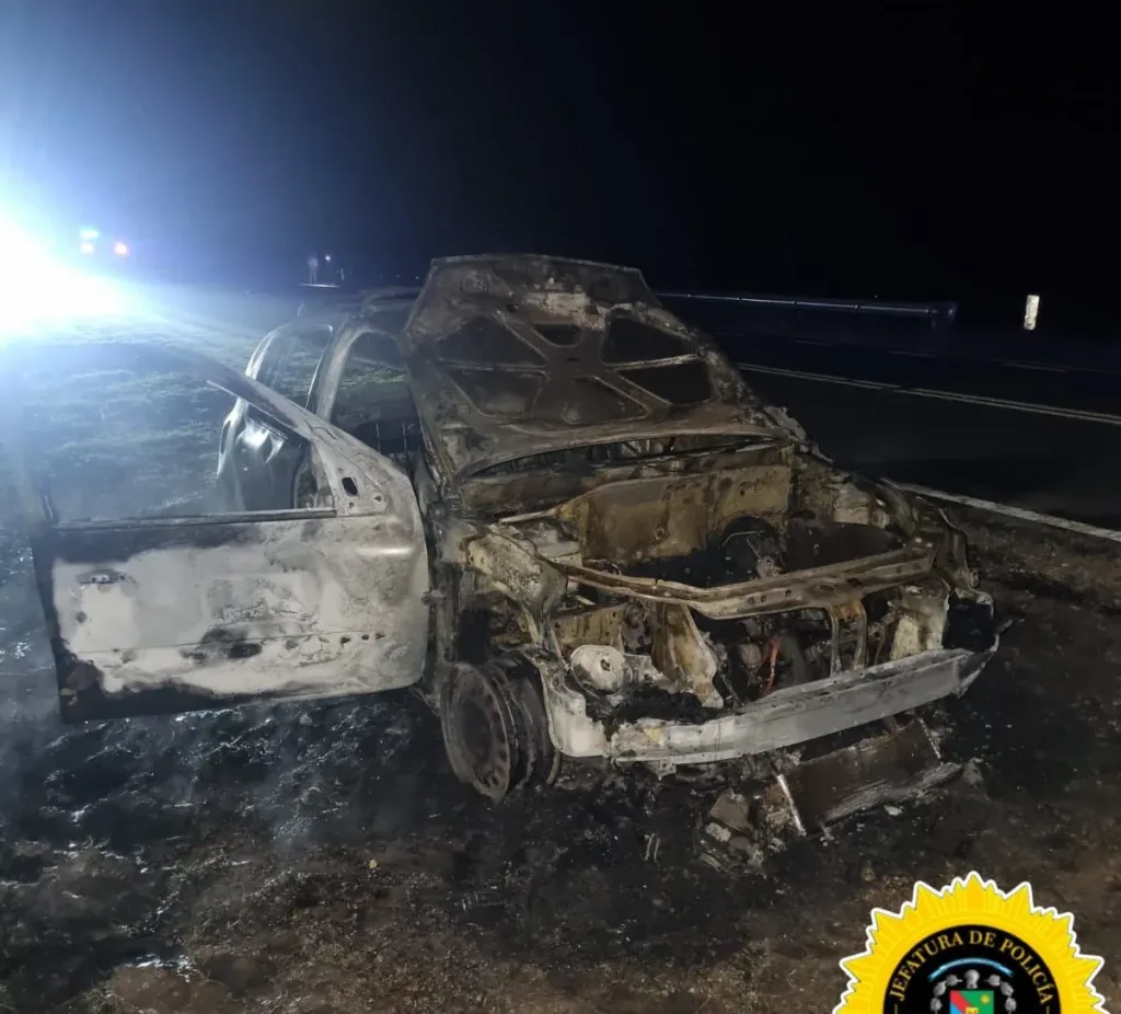 Incendio vehicular en el acceso a General Campos: un automóvil fue consumido por el fuego
