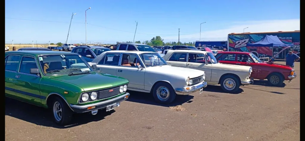 Autos clásicos y antiguos en la apertura del calendario deportivo entrerriano.