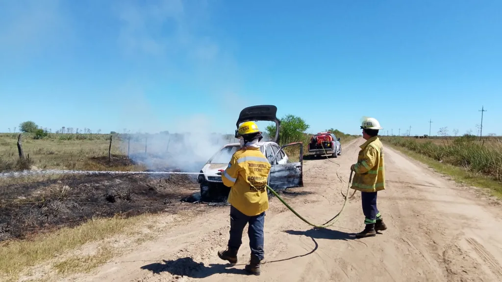 Incendio total de un vehículo en un camino vecinal cerca de Ceibas: un joven sufrió quemaduras