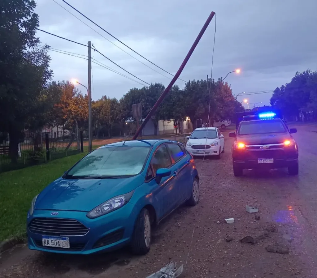 Un poste de alumbrado cayó sobre un auto durante el temporal en Federal