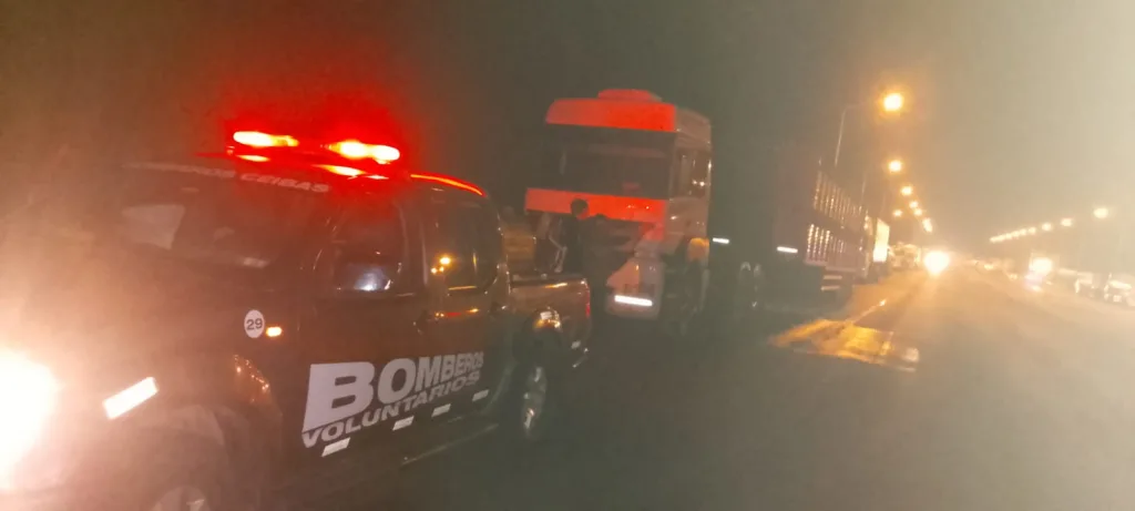 Se le incendió la rueda a un camión mientras circulaba por la Autovía 12