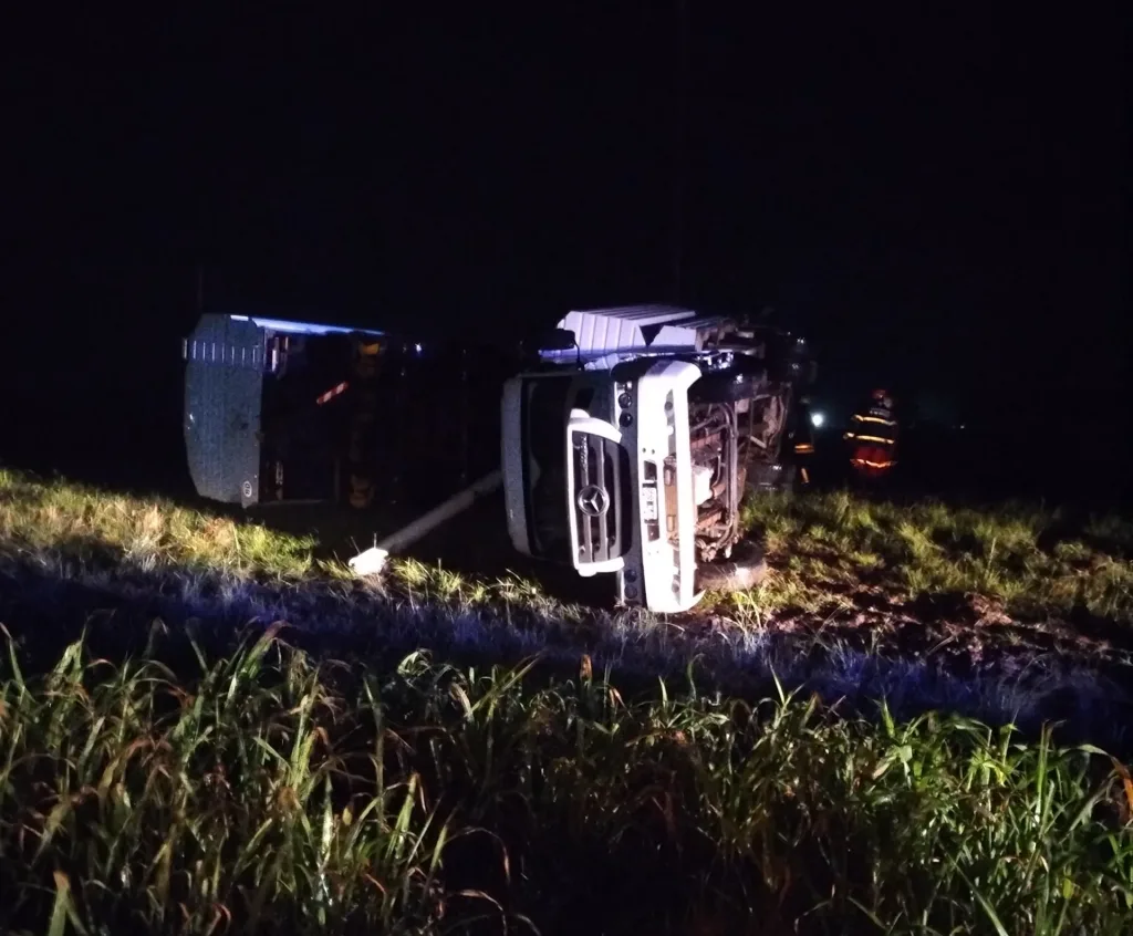 Despiste y vuelco de un camión en Ruta 14: el conductor sufrió lesiones leves