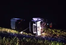 Despiste y vuelco de un camión en Ruta 14: el conductor sufrió lesiones leves
