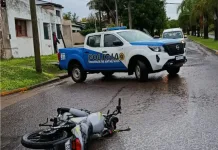 Motociclista cayó tras una maniobra evasiva en una esquina de Federal