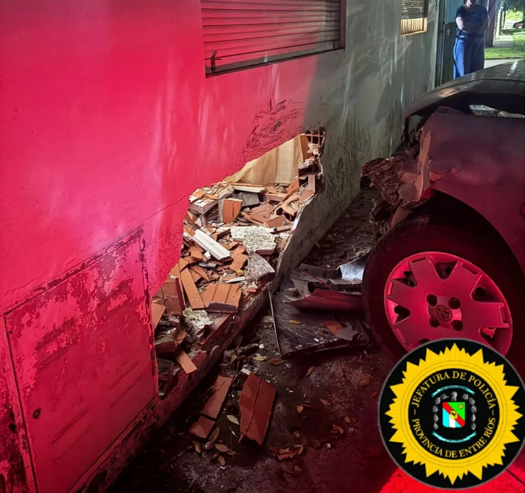 Conductor alcoholizado chocó contra el frente de una vivienda en calle Leguizamón