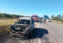 Se incendió un vehículo en la Autovía 14 y trabajaron bomberos en el lugar
