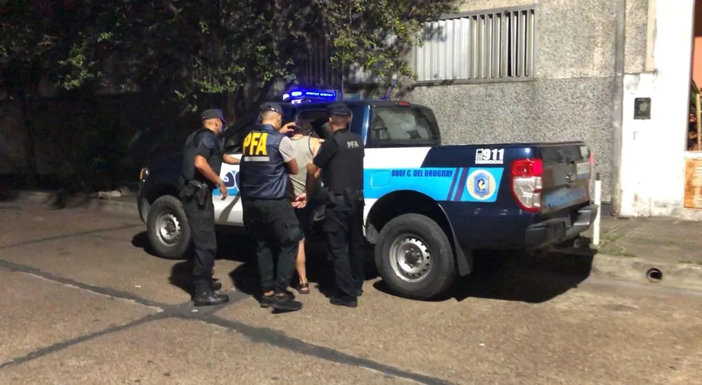 Operativo por drogas en pleno centro: secuestran cocaína, un vehículo y hay un detenido