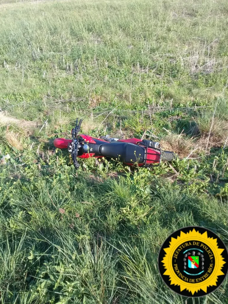 Hallaron sobre Ruta 14 la moto robada hacía dos días: estaba abandonada y desmantelada
