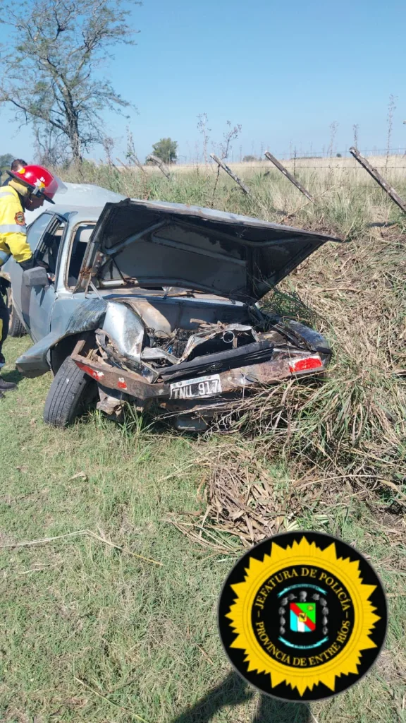 Volcó en un camino rural y terminó hospitalizado: un hombre de 70 años salvó su vida de milagro