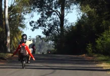 Vecinos del Barrio Loma Verde alertan sobre maniobras peligrosas y picadas en la colectora sobre Ruta 14