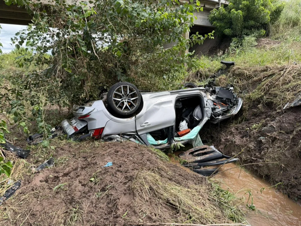 Tragedia en Ruta 12: un comerciante de Crespo murió tras despistar y caer debajo de un puente