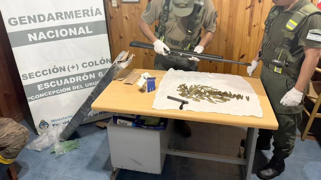 Colón: Encontraron un fusil y 100 cartuchos cuando escanearon una encomienda