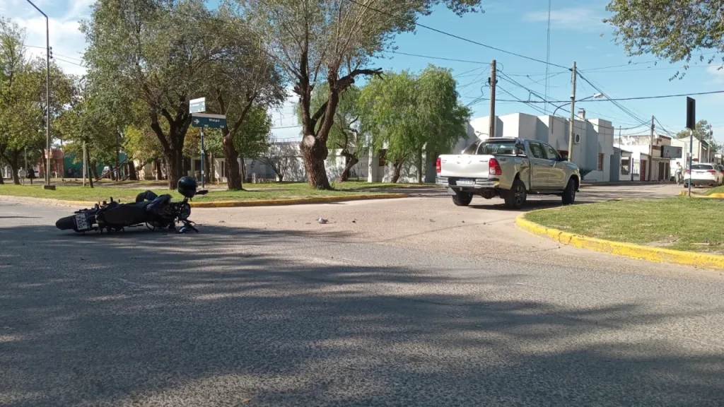 Fuerte choque en Nogoyá: una motociclista sufrió lesiones graves