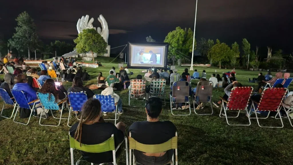 “Cine Bajo las Estrellas” convocó a vecinos con una jornada de inclusión y encuentro