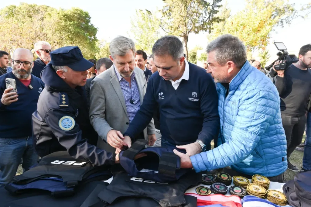El gobernador inauguró puestos policiales y entregó equipamiento para reforzar la seguridad en Gualeguaychú