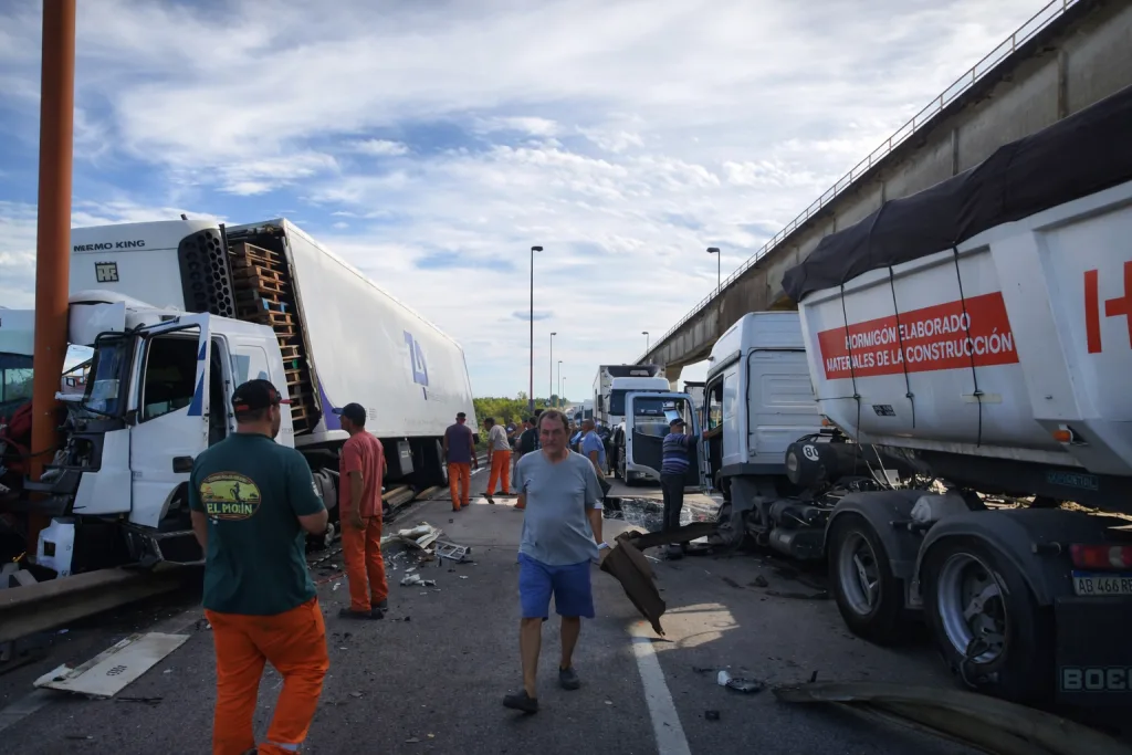 Caos en el puente Brazo Largo: choque múltiple de camiones y tránsito totalmente cortado
