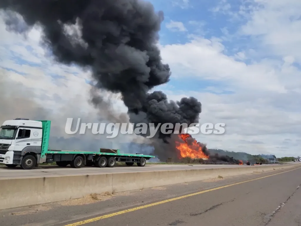 Ruta 14: camión que se dirigía a Caseros Departamento Uruguay fue chocado y otro se incendió