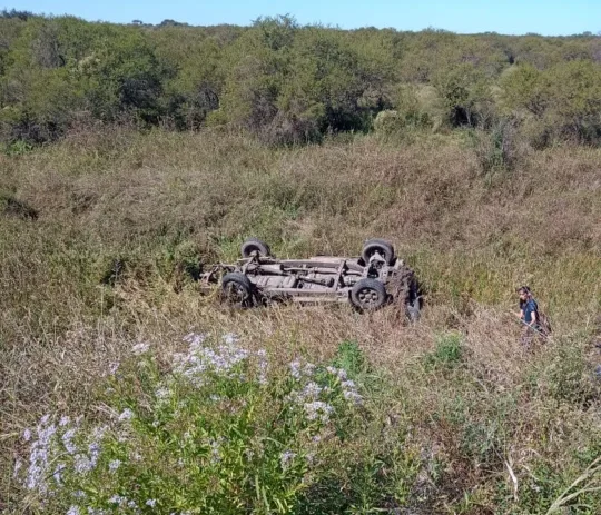 Evitó un choque frontal tras una invasión de carril y terminó volcando en Ruta 127