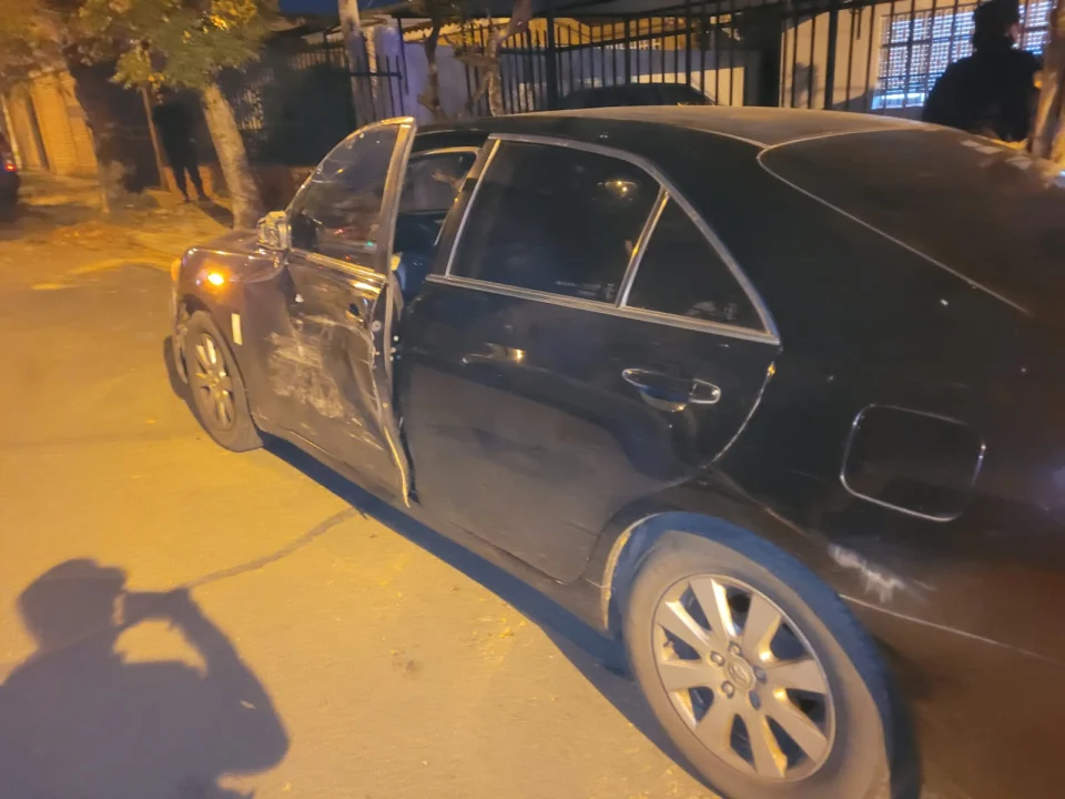 Robó el auto de su padre, lo arrastró y luego tomó de rehén a su hijo de 11 años