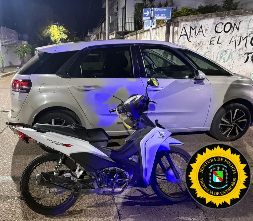 Choque entre una moto y un automóvil: un motociclista resultó con heridas leves