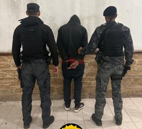 Intentó huir y descartar droga al ver a la Policía: lo identificaron en el lugar