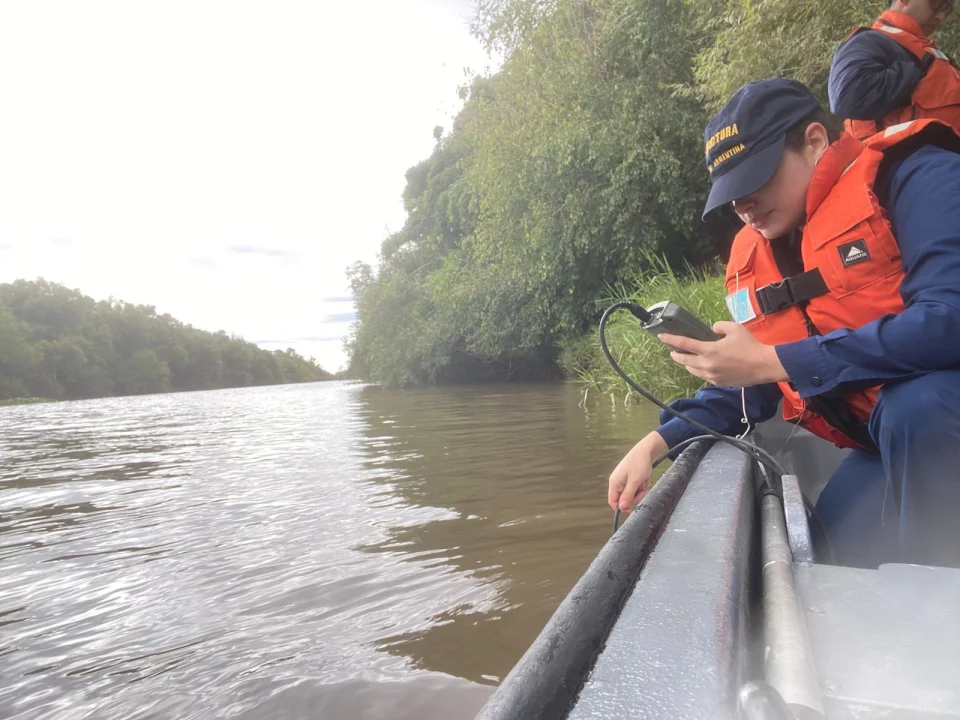 Buque científico de Prefectura investiga el río Uruguay desde Concepción