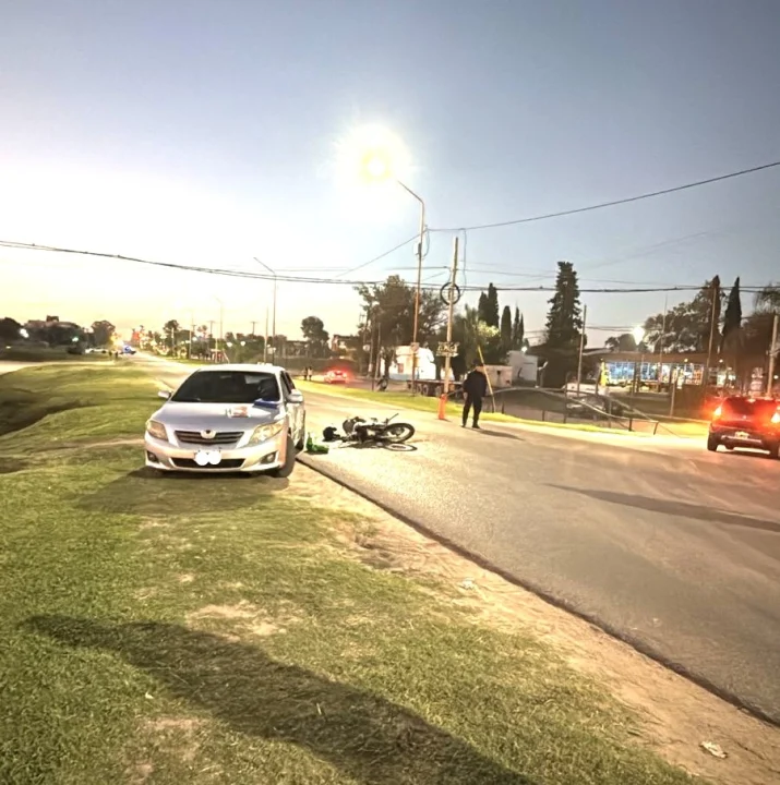 Choque entre auto y moto en Uncal y Estrada: un herido con lesiones graves