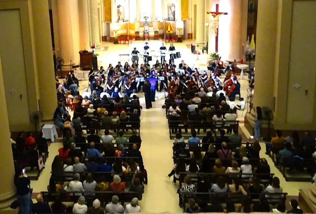 La Orquesta Río de los Pájaros celebró sus 15 años con un concierto colmado en la Basílica