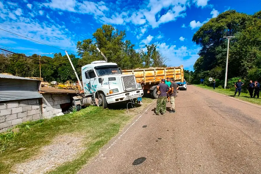 Se quedó sin frenos y terminó incrustado contra la sede de Vialidad en Victoria