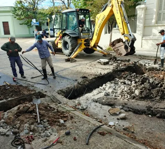 Reparan una importante pérdida de agua frente a la Escuela Viamonte