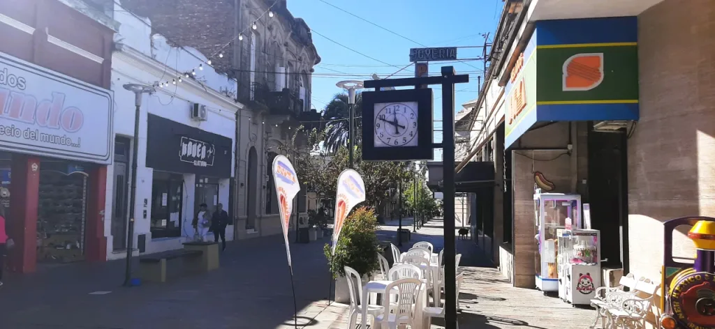 El Municipio puso en valor los relojes de la peatonal