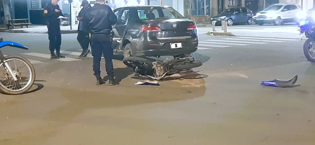 Choque en Bv. Yrigoyen: dos jóvenes heridos tras impactar en moto contra un auto