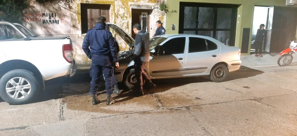 Bomberos controlaron el incendio de un automóvil en Concepción del Uruguay