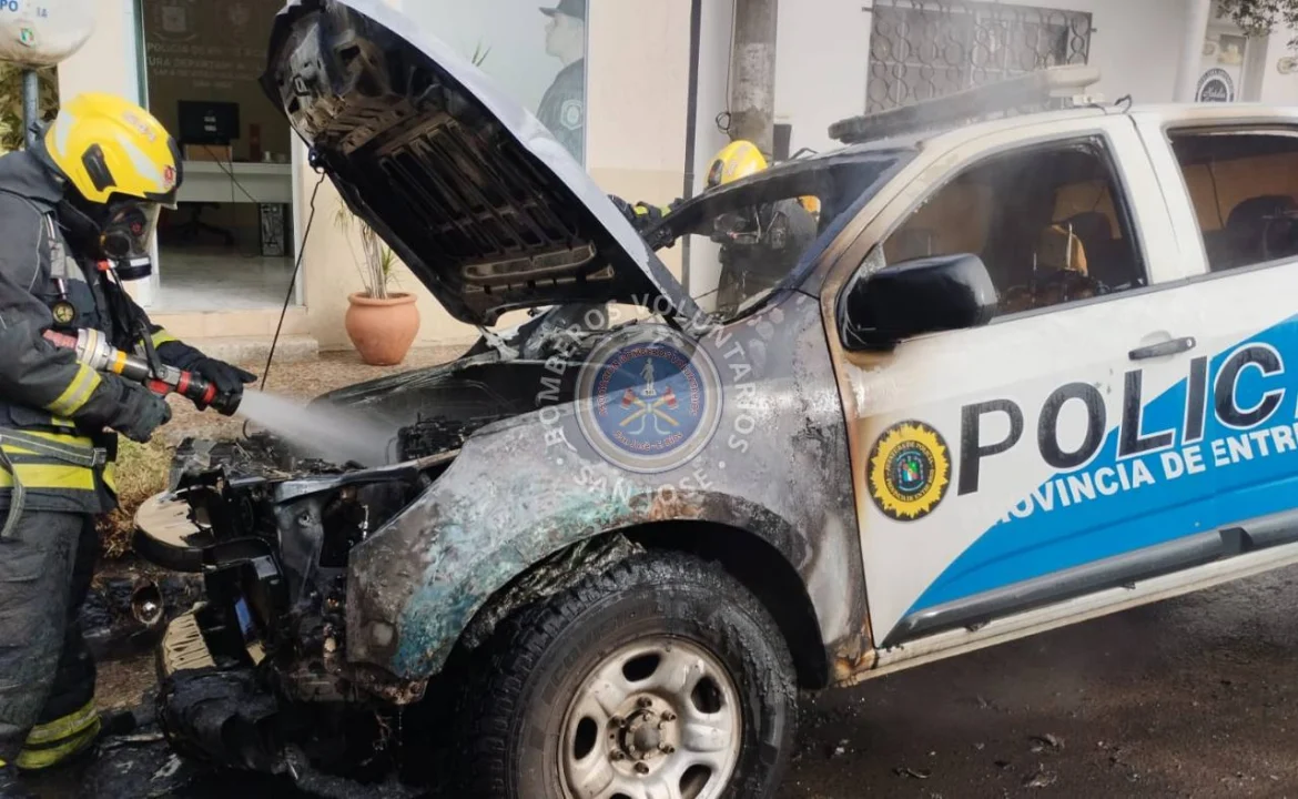 Investigan el incendio de un móvil policial frente a la Comisaría de San José